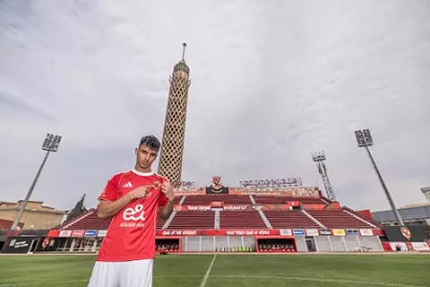 آخرهم أحمد عيد.. 6 لاعبين في الأهلي ارتدوا قميص الزمالك (صور)